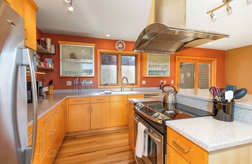 The Galena Territory House | Huge Luxury 4-Bedroom Home! Stunning views! Walk-in Shower, Hot Tub, Fire Pit.