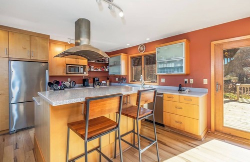 The Galena Territory House | Huge Luxury 4-Bedroom Home! Stunning views! Walk-in Shower, Hot Tub, Fire Pit.