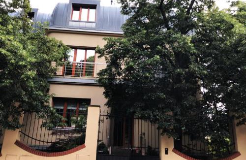 Vinohrady Villa | Huge luxury central Prague VILLA, 6 beds and baths, terraces, double garage