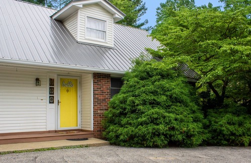 Bloomington House | Huge Manor w Indoor Hot Tub and Pool Table
