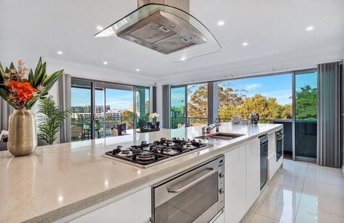 Wolli Creek House | Huge Mansion with City View | Sydney Airport