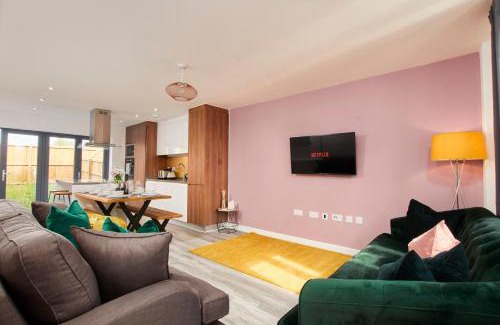 Failsworth Apartment | Huge Modern 5BR Home - Perfect For Long Stays!