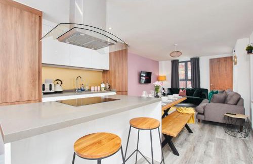 Failsworth Apartment | Huge Modern 5BR Home - Perfect For Long Stays!