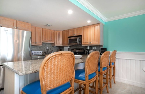 Seven Mile Beach Condo | Huge Porch! 3Bedroom-Oceanfront Condo