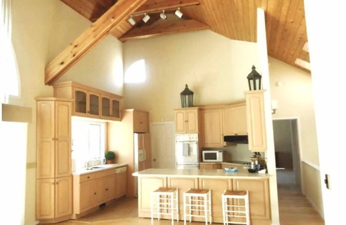 Montauk House | Huge private 4bdrm, 5 bath, house w/pool. Sleeps 10, near Gurneys! Pet friendly