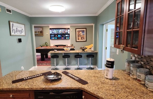 Clearwater Villa | HUGE VILLA ** BEACH & JET-SKIES * 3500 sqft BIG LOT with HEATED POOL *