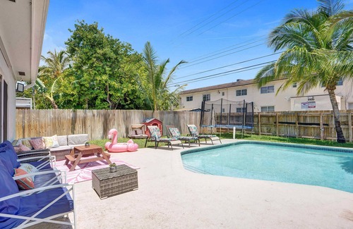 Hollywood Hills Villa | Huge Villa with Heated Pool, Trampoline BBQ Games