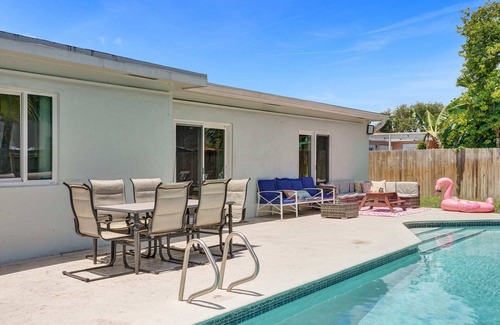 Hollywood Hills Villa | Huge Villa with Heated Pool, Trampoline BBQ Games