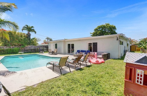 Hollywood Hills Villa | Huge Villa with Heated Pool, Trampoline BBQ Games
