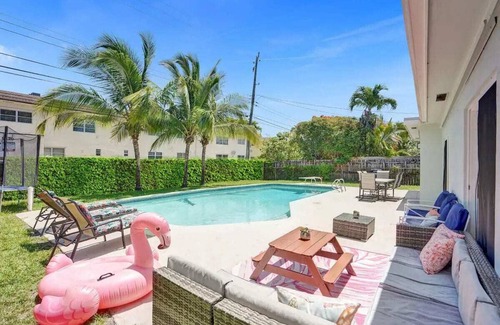 Hollywood Hills Villa | Huge Villa with Heated Pool, Trampoline BBQ Games