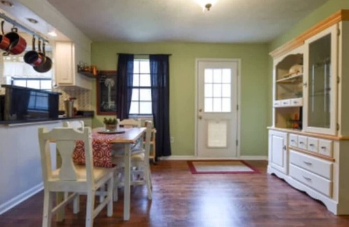 Athens House | Huge Yard & Mins to UGA - The Glory Glory Doghouse