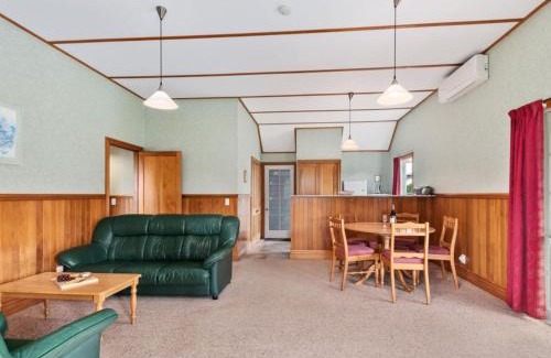 Rangatira Park House | Huka Falls Cottage - Lake Taupo Holiday Home