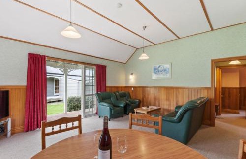 Rangatira Park House | Huka Falls Cottage - Lake Taupo Holiday Home