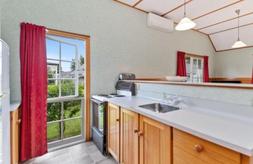 Rangatira Park House | Huka Falls Cottage - Lake Taupo Holiday Home