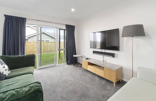 Rangatira Park Cottage | Huka Heights - Taupo Holiday Home