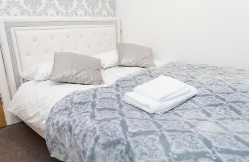 Hull Apartment | Hullidays - Theatre Side Apartment - Refurbished 2023