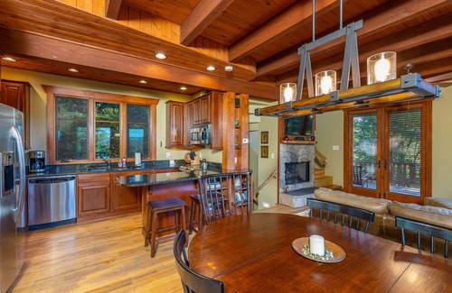Nebo Cabin | Hully Gully | Luxury Cabin with Hot Tub, Year-round Views & Access to Lake James!