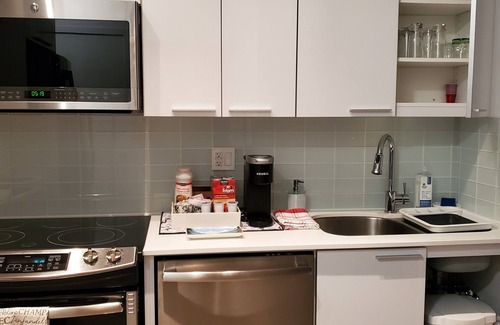 Humber Bay Condo | Humberbay Park! Airport, Downtown Toronto! Condominium, pool, parking n Clean!