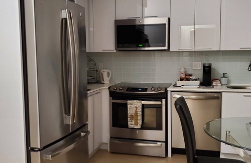 Humber Bay Condo | Humberbay Park! Airport, Downtown Toronto! Condominium, pool, parking n Clean!