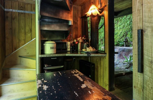 Okehampton Cottage | HUMBLE BEE, romantic, character holiday cottage in Okehampton