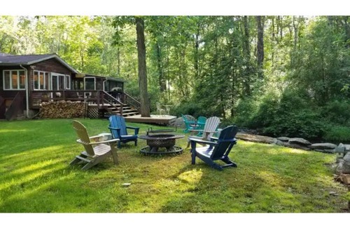 Henryville Cottage | Humming-Moose Cottage