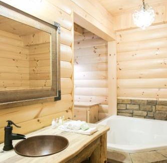 Millersburg House | Hummingbird Haven Cabin by Amish Country Lodging