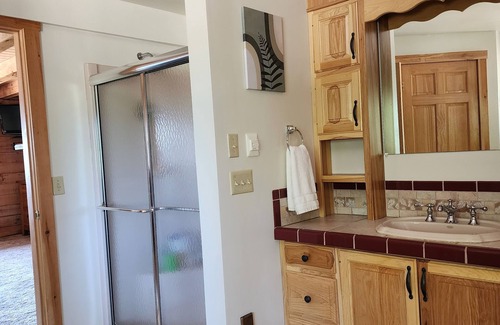 Howard Cabin | Hummingbird Hideaway is the perfect relaxing mountain retreat! Close to PSU!