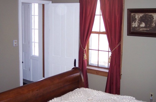 Stoddard Bed & Breakfast | Hummingbird Hill Bed & Breakfast 1