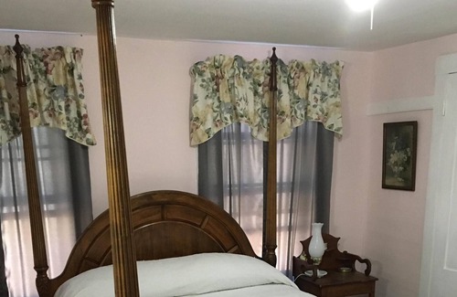 Stoddard Bed & Breakfast | Hummingbird Hill Bed & Breakfast 2 stars