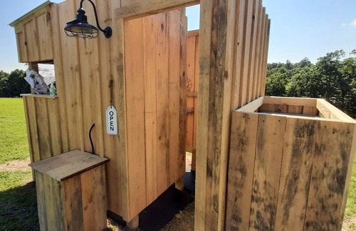 Marshall RV Rental | Hummingbird House @ Legacy Hollow Farm & Lodging