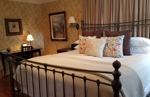 Goshen Bed & Breakfast | Hummingbird Inn