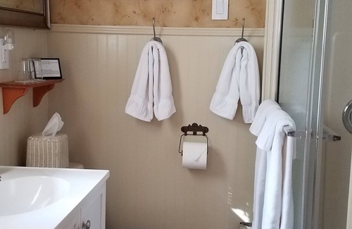 Goshen Bed & Breakfast | Hummingbird Inn