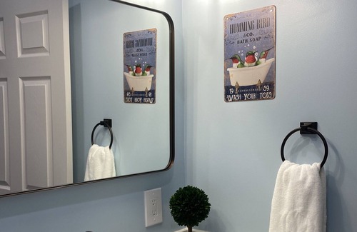 Wrightwood House | Hummingbird Suite