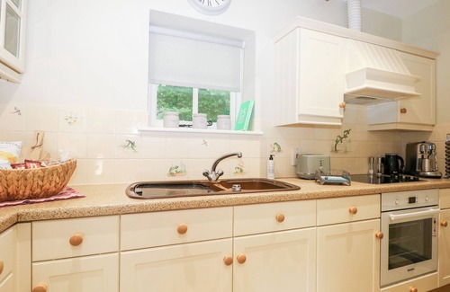 Byworth Cottage | HUNGERS COTTAGE, pet friendly, character holiday cottage in Petworth