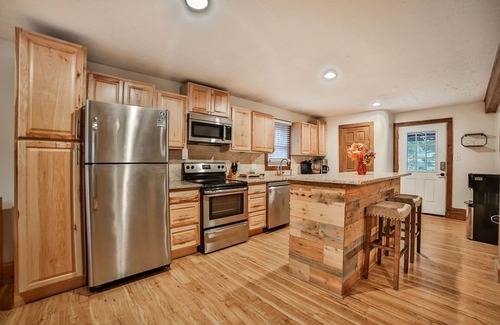 Great Valley Cabin | Hungry Hollow Hideaway - escape to this modern cabin on 15 acres