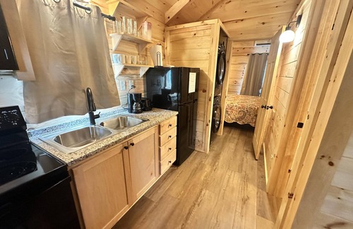 Union Mills Cabin | Hunky Dory -Hot Tub, Fireplace,Hiking,View,Near Asheville ,WiFi