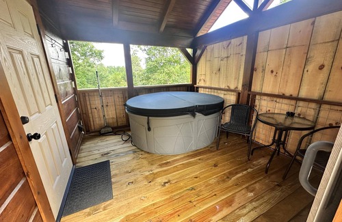 Union Mills Cabin | Hunky Dory -Hot Tub, Fireplace,Hiking,View,Near Asheville ,WiFi