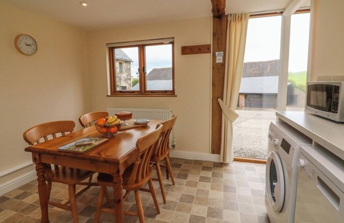 Brayford Cottage | HUNSTONE BARN, family friendly, with a garden in South Molton