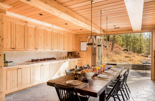 Truckee Villa | Hunter by AvantStay | Award-Winning Riverfront Cabin | 5 Min from Palisades