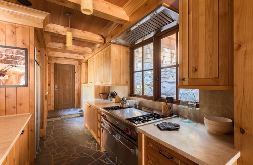 Truckee Villa | Hunter by AvantStay | Award-Winning Riverfront Cabin | 5 Min from Palisades