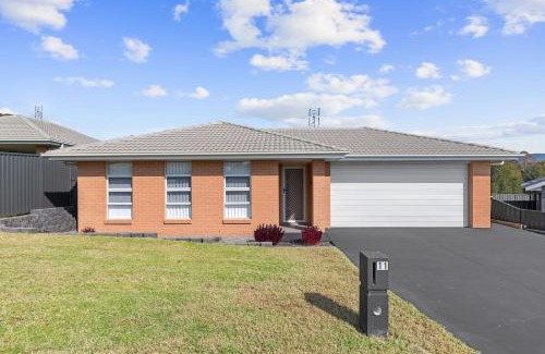 Hunter Valley House | Hunter Explorer - Games Room & Outdoor Spa