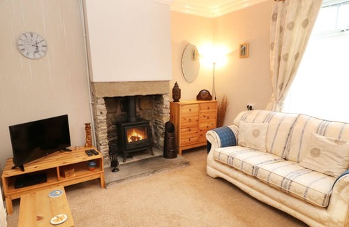 Penistone Cottage | HUNTER HOUSE, pet friendly, with open fire in Penistone