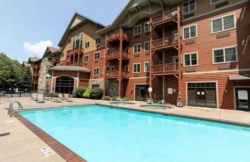 Hunter Condo | Hunter Mountain 1BR Condo | Fireplace & Kitchen