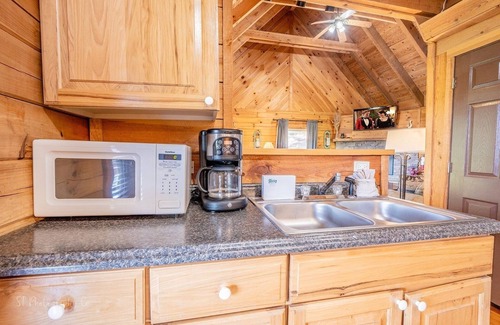 Townsend Cabin | Hunter's Hideaway 2 Bedroom Cabin by RedAwning
