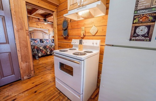 Townsend Cabin | Hunter's Hideaway 2 Bedroom Cabin by RedAwning