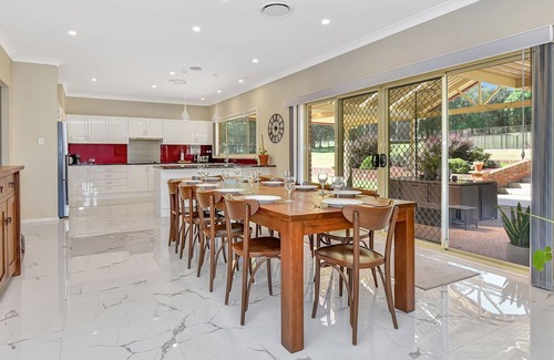 Branxton House | Hunter Valley Family Oasis - 5 bedroom House with Pool