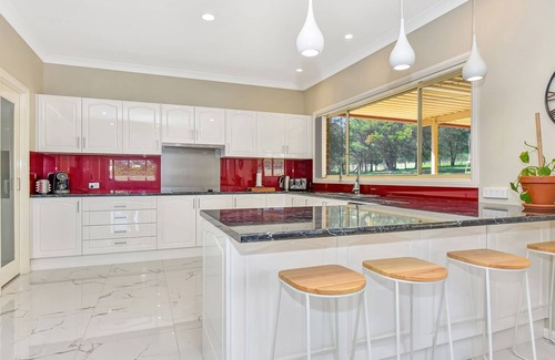 Branxton House | Hunter Valley Family Oasis - 5 bedroom House with Pool