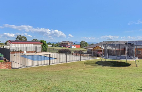 Branxton House | Hunter Valley Family Oasis - 5 bedroom House with Pool