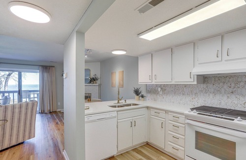 Huron Condo | Huron Condo on Lake Erie w/Balcony & Seating!