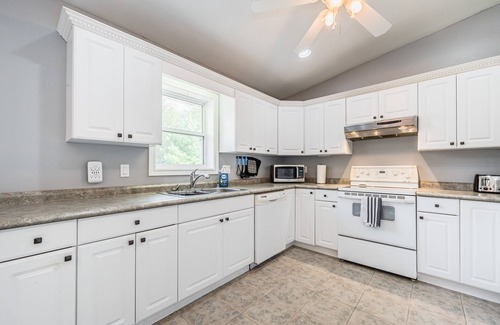 Lion's Head Cabin | Huron retreat near beach & pet friendly